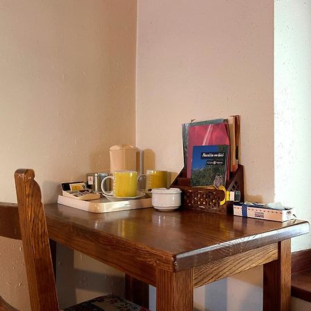 Hotel Peruskenea Jaunsaras Ngoại thất bức ảnh