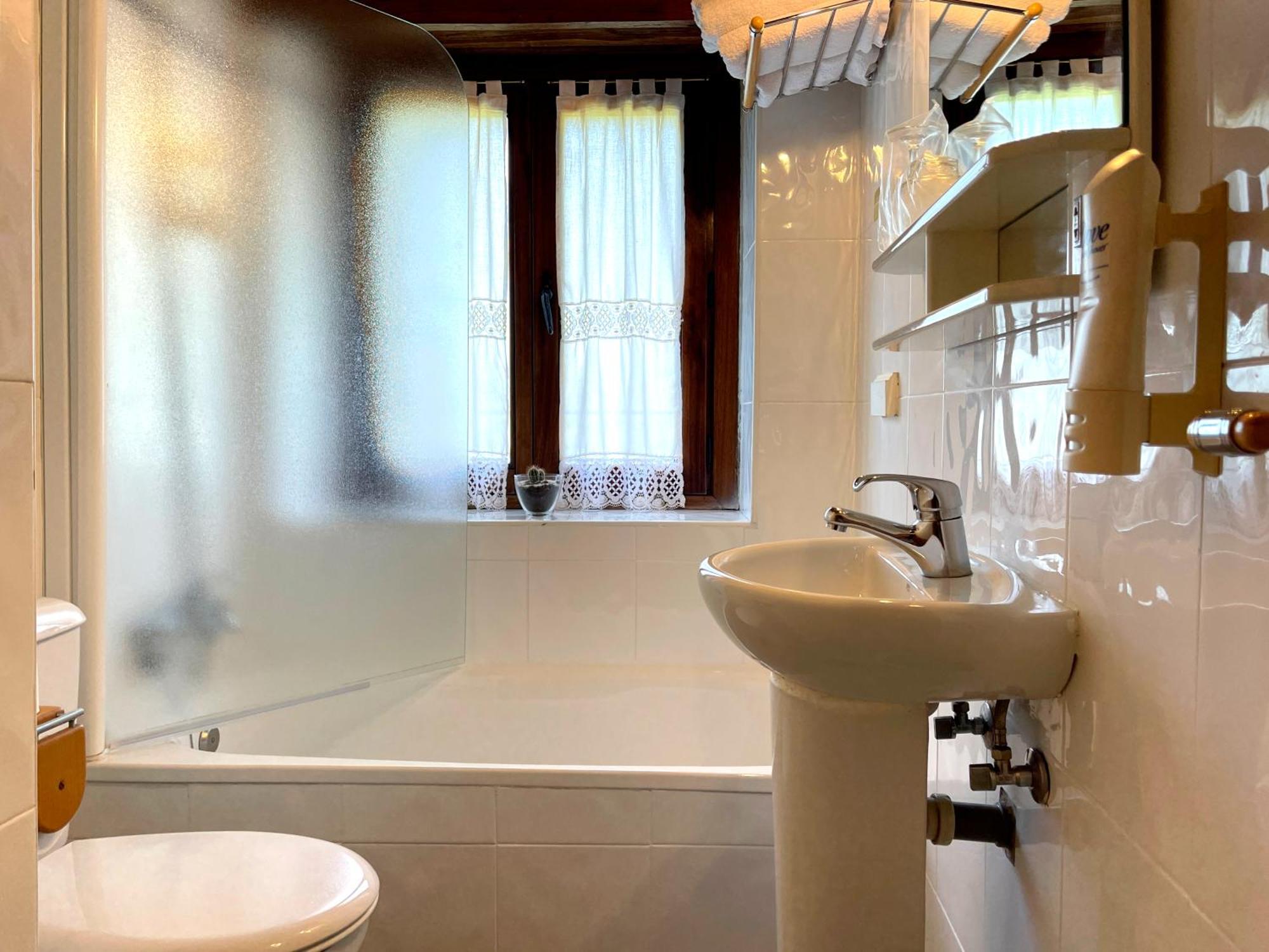 Hotel Peruskenea Jaunsaras Ngoại thất bức ảnh