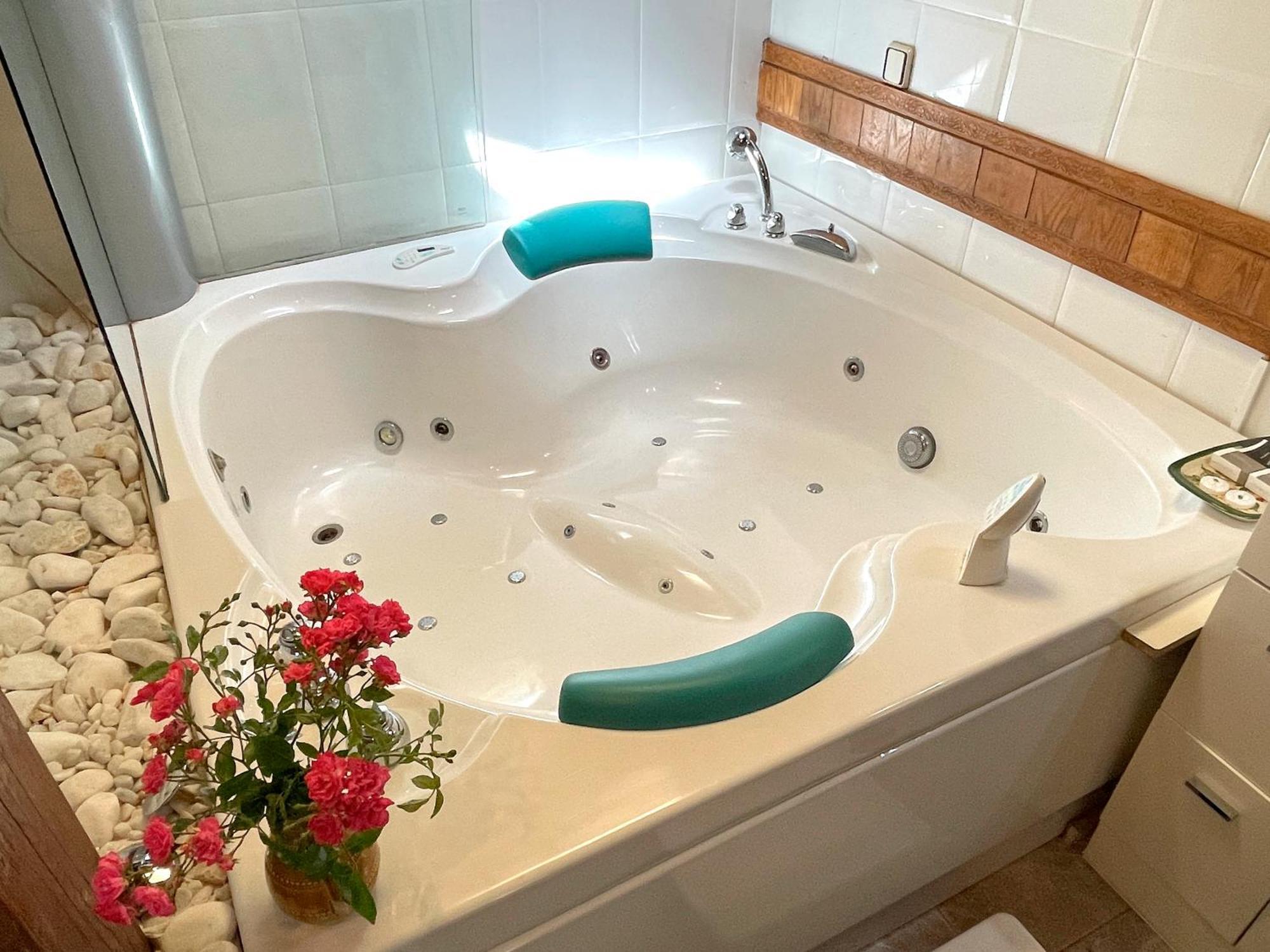 Hotel Peruskenea Jaunsaras Ngoại thất bức ảnh