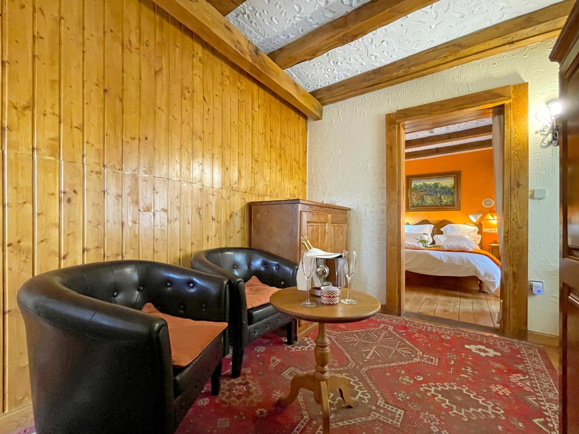Hotel Peruskenea Jaunsaras Ngoại thất bức ảnh