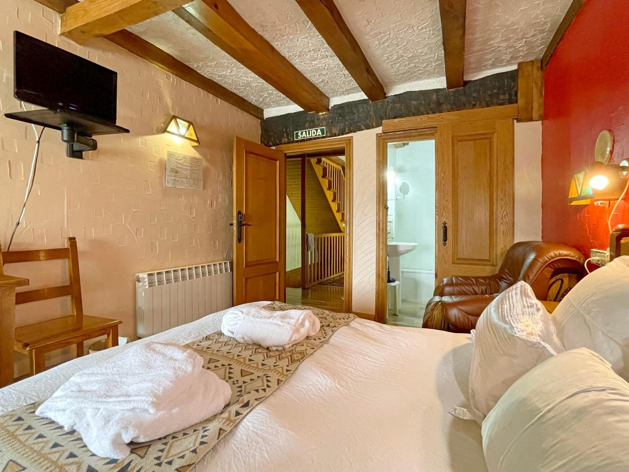 Hotel Peruskenea Jaunsaras Ngoại thất bức ảnh