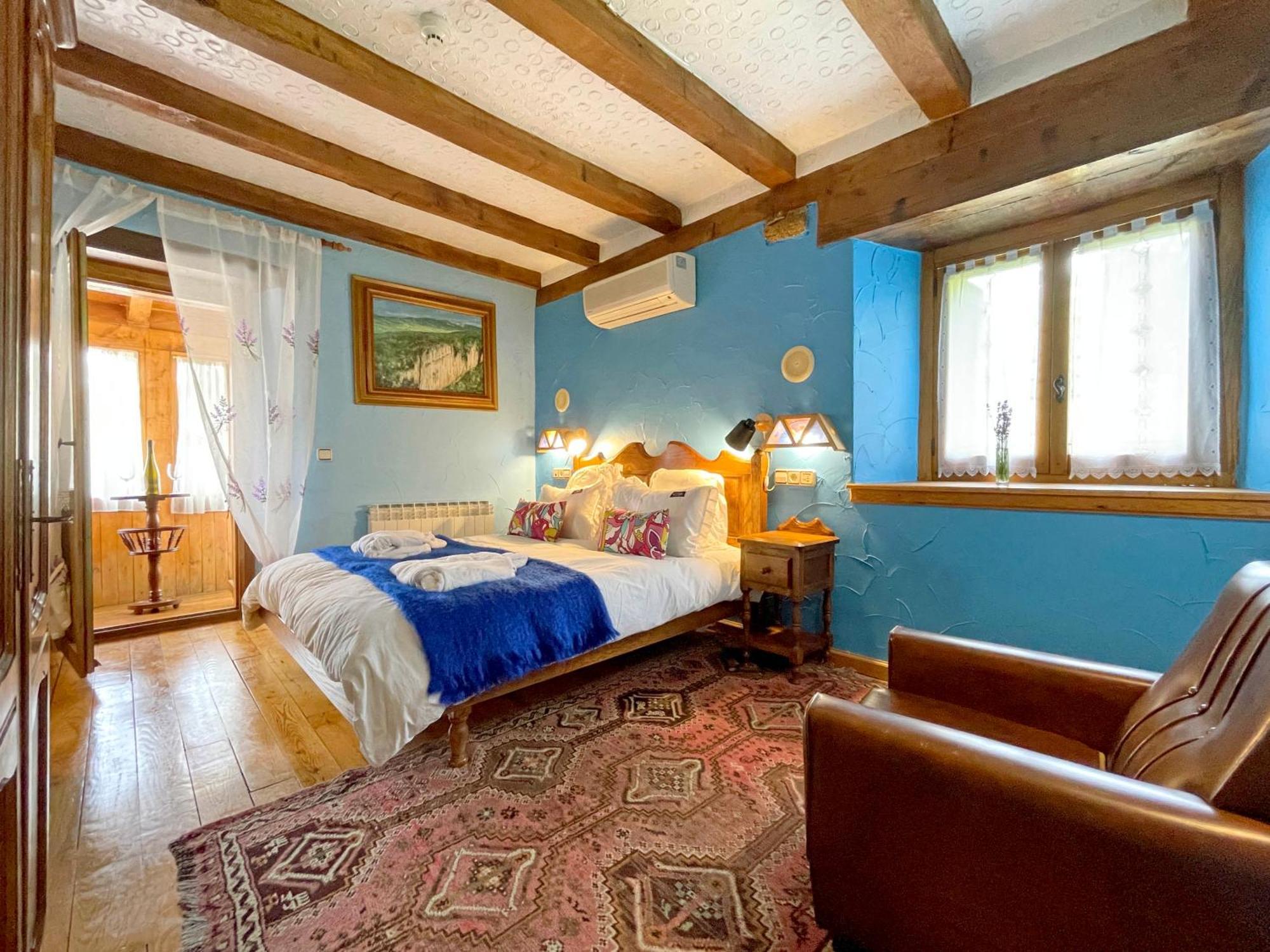 Hotel Peruskenea Jaunsaras Ngoại thất bức ảnh