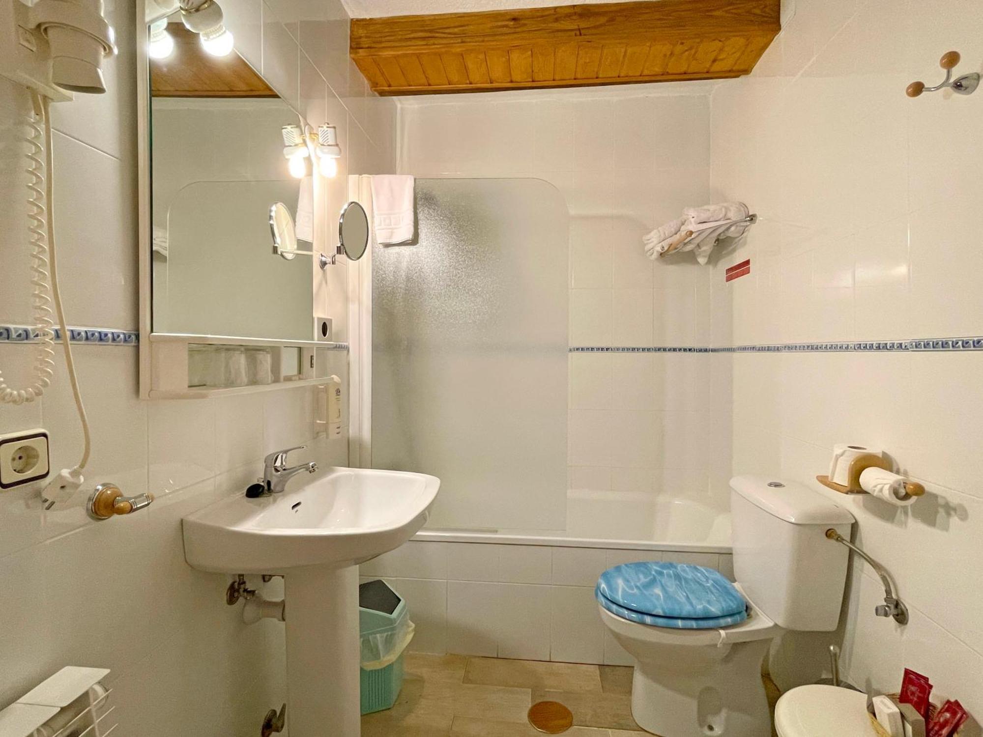 Hotel Peruskenea Jaunsaras Ngoại thất bức ảnh