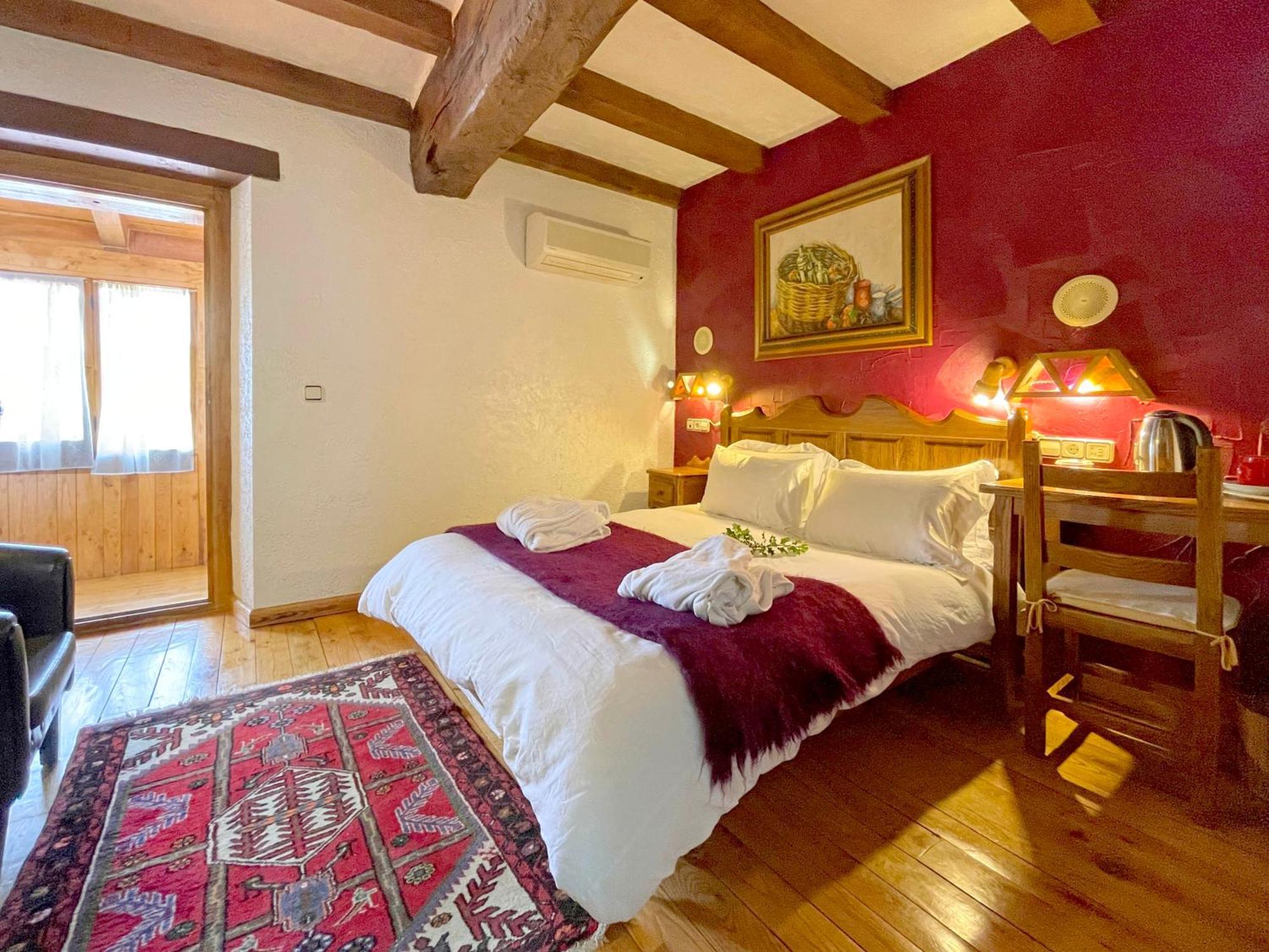 Hotel Peruskenea Jaunsaras Ngoại thất bức ảnh