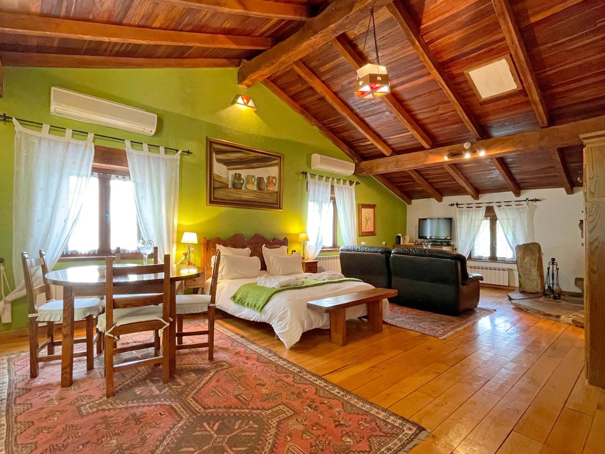 Hotel Peruskenea Jaunsaras Ngoại thất bức ảnh