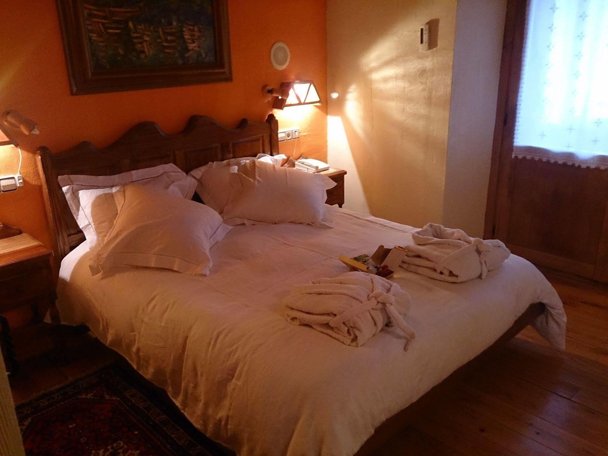 Hotel Peruskenea Jaunsaras Ngoại thất bức ảnh